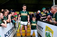 Údar spreagtha ó na comharsana ag Paul Geaney agus fir an Daingin
