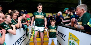 Údar spreagtha ó na comharsana ag Paul Geaney agus fir an Daingin