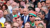 B’fhiú inspioráid pholaitiúil a bhaint as bua éachtach pheileadóirí Mhaigh Eo