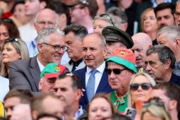 B’fhiú inspioráid pholaitiúil a bhaint as bua éachtach pheileadóirí Mhaigh Eo