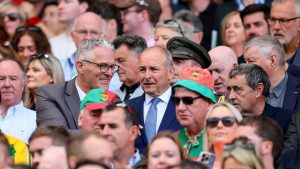 B’fhiú inspioráid pholaitiúil a bhaint as bua éachtach pheileadóirí Mhaigh Eo