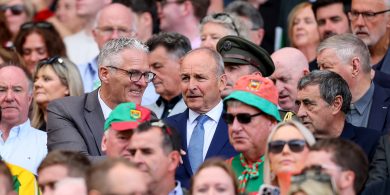 B’fhiú inspioráid pholaitiúil a bhaint as bua éachtach pheileadóirí Mhaigh Eo