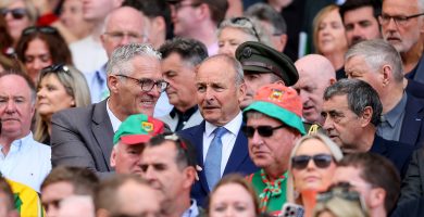 B’fhiú inspioráid pholaitiúil a bhaint as bua éachtach pheileadóirí Mhaigh Eo
