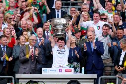 Tír tairngire bainte amach ag Maigh Eo agus deireadh leis an bhfanacht