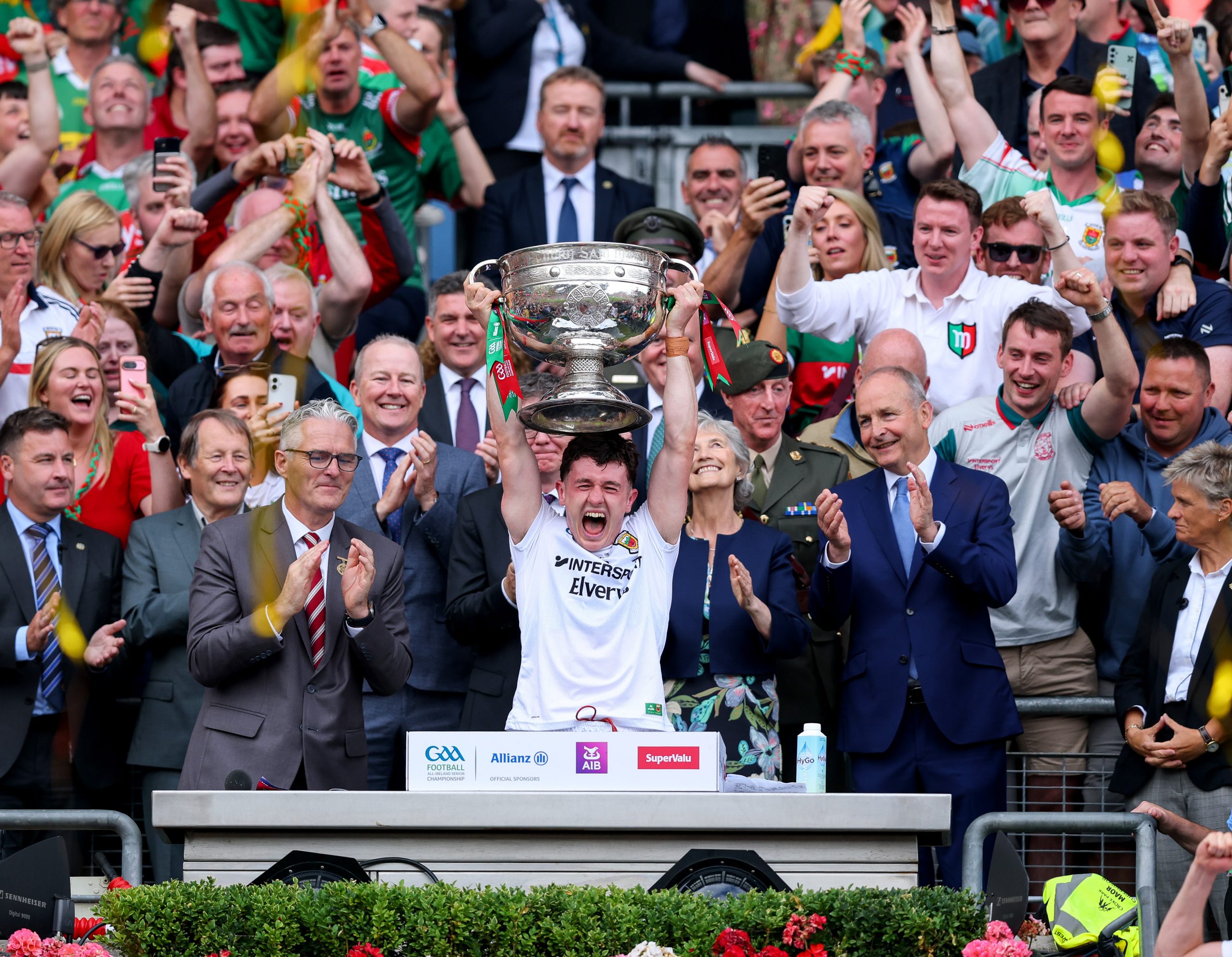 Tír tairngire bainte amach ag Maigh Eo agus deireadh leis an bhfanacht