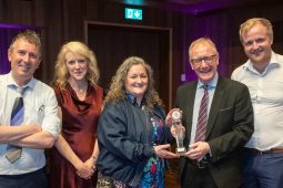 GNÉ-ALT FÓGRAÍOCHTA: Aitheantas Náisiúnta do Ghaeilge365 ag Gradaim na Seirbhísí Poiblí Níos Fearr 2026