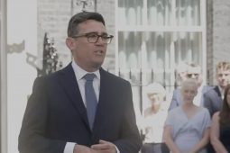 Burnham an cúigiú Príomh-Aire ar an mBreatain le ceithre bliana
