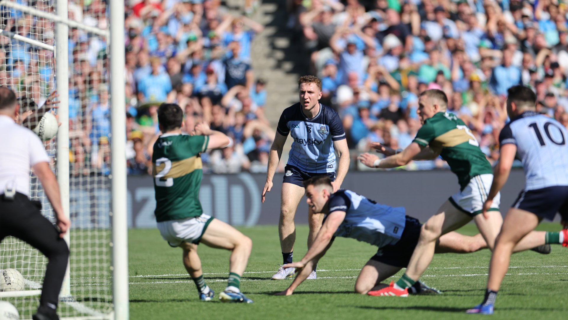Scoth na bpictiúr ó chluichí leathcheannais peile na hÉireann agus Ciarraí agus Maigh Eo tagtha slán