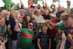 GAILEARAÍ: Lá dá saol! Cuireann na sluaite fáilte roimh Sam go Béal a’ Mhuirthead
