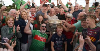 GAILEARAÍ: Lá dá saol! Cuireann na sluaite fáilte roimh Sam go Béal a’ Mhuirthead