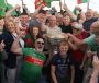 GAILEARAÍ: Lá dá saol! Cuireann na sluaite fáilte roimh Sam go Béal a’ Mhuirthead