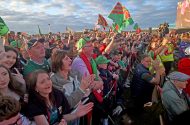 Ó, tabhair mo bheannacht siar leat go Contae Mhaigh Eo