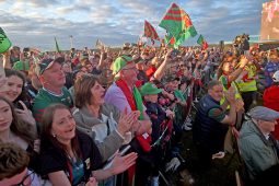 Ó, tabhair mo bheannacht siar leat go Contae Mhaigh Eo
