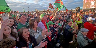 Ó, tabhair mo bheannacht siar leat go Contae Mhaigh Eo