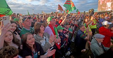Ó, tabhair mo bheannacht siar leat go Contae Mhaigh Eo