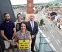 Comharthaí tráchta agus marcanna bóthair dátheangacha le feiceáil i mBéal Feirste
