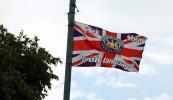 Cáineadh déanta ar bhratach fhrith-Ghaeilge atá curtha in airde i mBéal Feirste