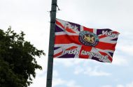 Cáineadh déanta ar bhratach fhrith-Ghaeilge atá curtha in airde i mBéal Feirste