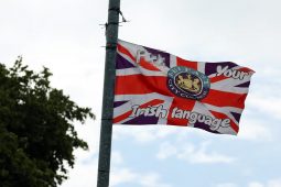 Cáineadh déanta ar bhratach fhrith-Ghaeilge atá curtha in airde i mBéal Feirste