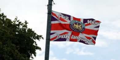 Cáineadh déanta ar bhratach fhrith-Ghaeilge atá curtha in airde i mBéal Feirste