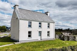 ‘Ba chóir don stát é a cheannach’ – teach mhuintir Mháirtín Uí Chadhain ar an gCnocán Glas ar díol