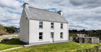 ‘Ba chóir don stát é a cheannach’ – teach mhuintir Mháirtín Uí Chadhain ar an gCnocán Glas ar díol