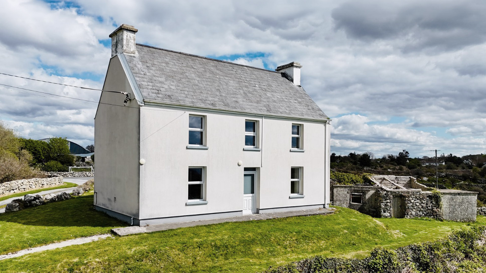 ‘Ba chóir don stát é a cheannach’ – teach mhuintir Mháirtín Uí Chadhain ar an gCnocán Glas ar díol