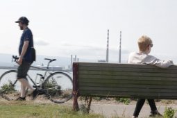 Aimsir bhriste romhainn ach an teocht ard in áiteanna