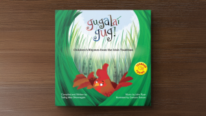 Dhá leabhar fuaime le Gaeilge shaibhir nádúrtha don karaoke teaghlaigh sa gcarr