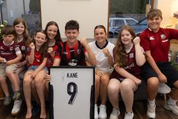 Muintir Harry Kane ar an gCeathrú Rua ag súil go mór le cluiche mór Shasana ag Corn an Domhain