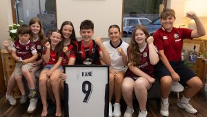 Muintir Harry Kane ar an gCeathrú Rua ag súil go mór le cluiche mór Shasana ag Corn an Domhain