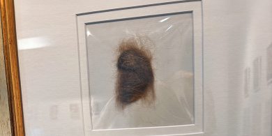 Is deacair a shamhlú inniu go mbainfí páiste beag óna mháthair agus nach ndéarfaí léi fiú cár tugadh é