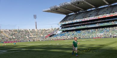 Ealaíontóirí smididh agus iománaíochta – lá ag obair ag cluiche ceannais na hÉireann