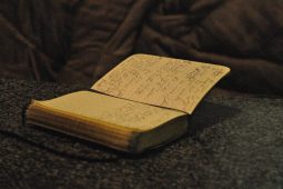 Báisteach geallta? Meall an Bhé leis na seanchóipleabhair sa chófra