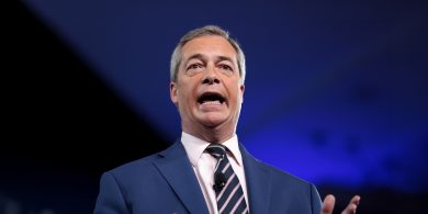 Reform UK ag iarraidh tarraingt siar ó leasú faoin nGaeilge a bheadh ina ‘shárú mínáireach’ ar Chomhaontú Aoine an Chéasta