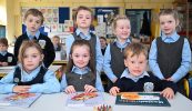 GAILEARAÍ: An chéad lá ar scoil ag páistí Ghaeltacht Chorca Dhuibhne