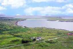 Arb é fearacht Fhú na Crí é ag cuimse bailte fearainn faoin tuath?
