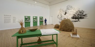 Saothar ealaíne a d’eascair as saol na cosmhuintire agus iompú na láí