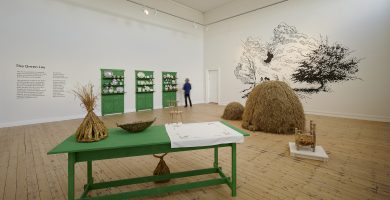 Saothar ealaíne a d’eascair as saol na cosmhuintire agus iompú na láí