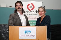 Slua i Halla na Muirí agus ‘Leabhar Sheáin na Cille’ le Seaghan Mac an tSíonnaigh seolta