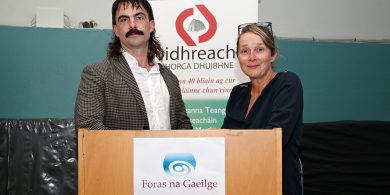Slua i Halla na Muirí agus ‘Leabhar Sheáin na Cille’ le Seaghan Mac an tSíonnaigh seolta