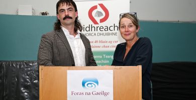 Slua i Halla na Muirí agus ‘Leabhar Sheáin na Cille’ le Seaghan Mac an tSíonnaigh seolta