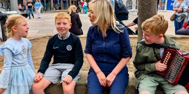 ‘Éacht ceoil, éacht cairdis’– os cionn milliún cuairteoir i mBéal Feirste don Fhleadh Cheoil