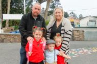 GAILEARAÍ: Trí chúpla i measc na ndaltaí ar a gcéad lá ar scoil ar an gCeathrú Rua i gConamara