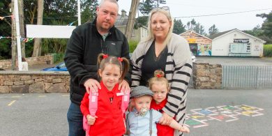 GAILEARAÍ: Trí chúpla i measc na ndaltaí ar a gcéad lá ar scoil ar an gCeathrú Rua i gConamara