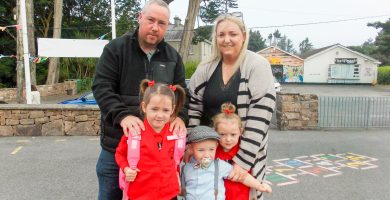 GAILEARAÍ: Trí chúpla i measc na ndaltaí ar a gcéad lá ar scoil ar an gCeathrú Rua i gConamara