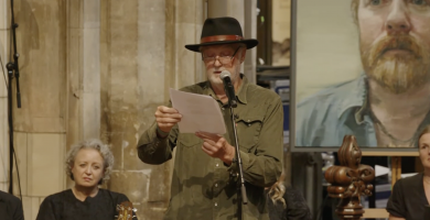 FÍSEÁN: ‘Bead mór go deo leat a Glen, a dhuine álainn aoibhinn’ – sochraid Glen Hansard i mBaile Átha Cliath