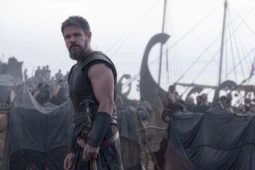 Claíomh dhá bhéal atá in YouTube ag lucht déanta scannán, ach sin an áit atá an t-aicsean