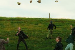 ‘Cuid de na jócanna a bhí in An Béal Bocht, tá siad ann anois sa bhfíorshaol’ – Peadar-Tom Mercier, Trá Pháidín
