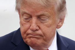 D’éirigh le Trump cheana iontas a chur ar dhaoine ach tá sé faoi bhrú ag togcháin an tSeanaid
